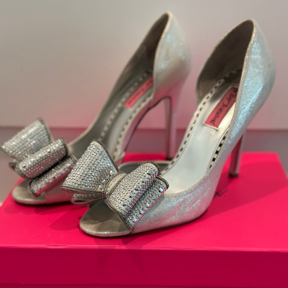 Betsey Johnson Glendah Silver Bow Heels | 8.5
